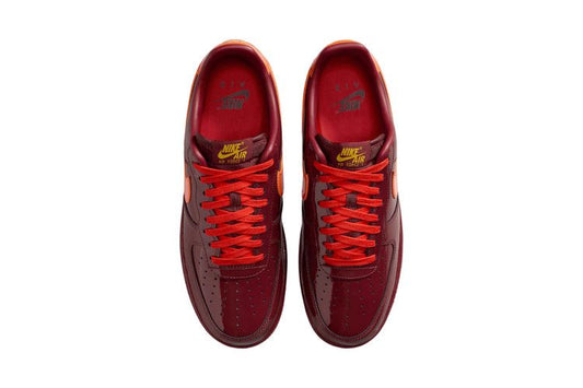 Nike Air Force 1 Low 'Patent Leather Dark Team Red' (IO4489 601) vista laterale
