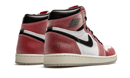 air-jordan-1-retro-high-trophy-room-chicago-friends--family-45a6e4